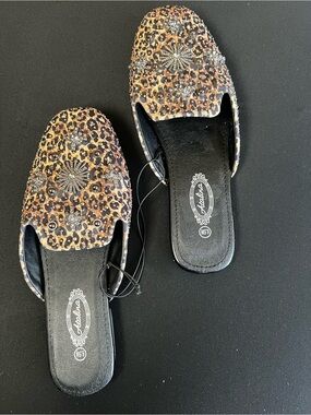 ATALINA EMBELLISHED LEOPARD PRINT JEWELED SLIDE-ON SLIPPERS. SIZE 6.5 WIDE
NWOT